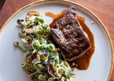 Hovězí Rumpsteak, pepřová omáčka, salát z pečených brambor, pažitková majonéza