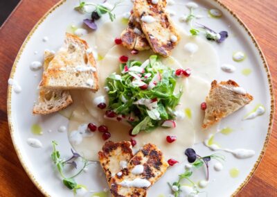 Kedlubnové carpaccio se sýrem halloumi